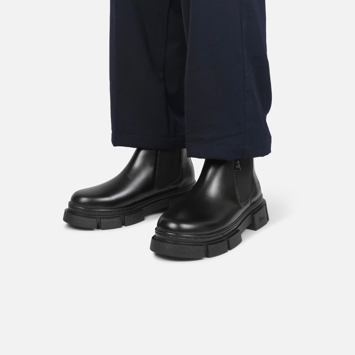CHELSEA BOOTS